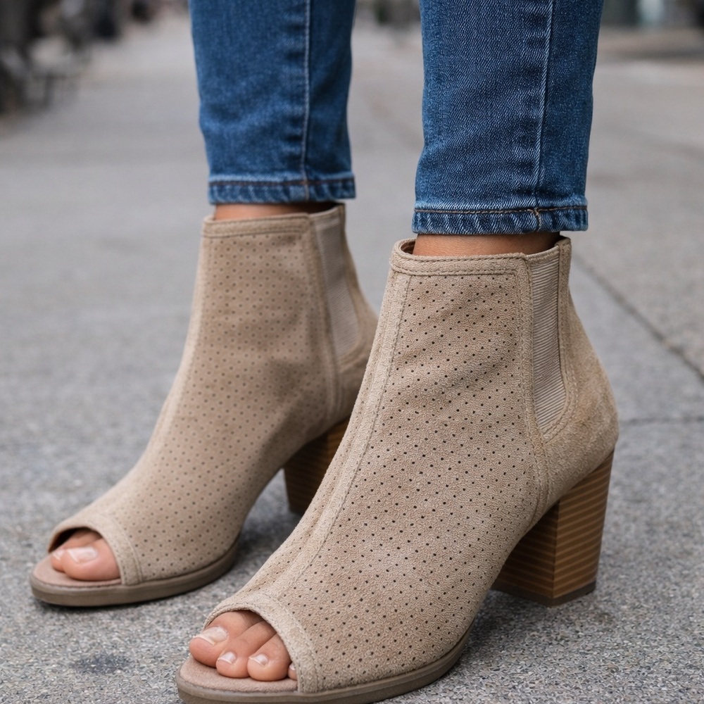 Big Buddha Boho Perforated Peep Toe Block Heel Bootie 9M